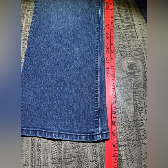 Jennifer Lopez Classic Blue Women's Jeans - Picture 5 of 13